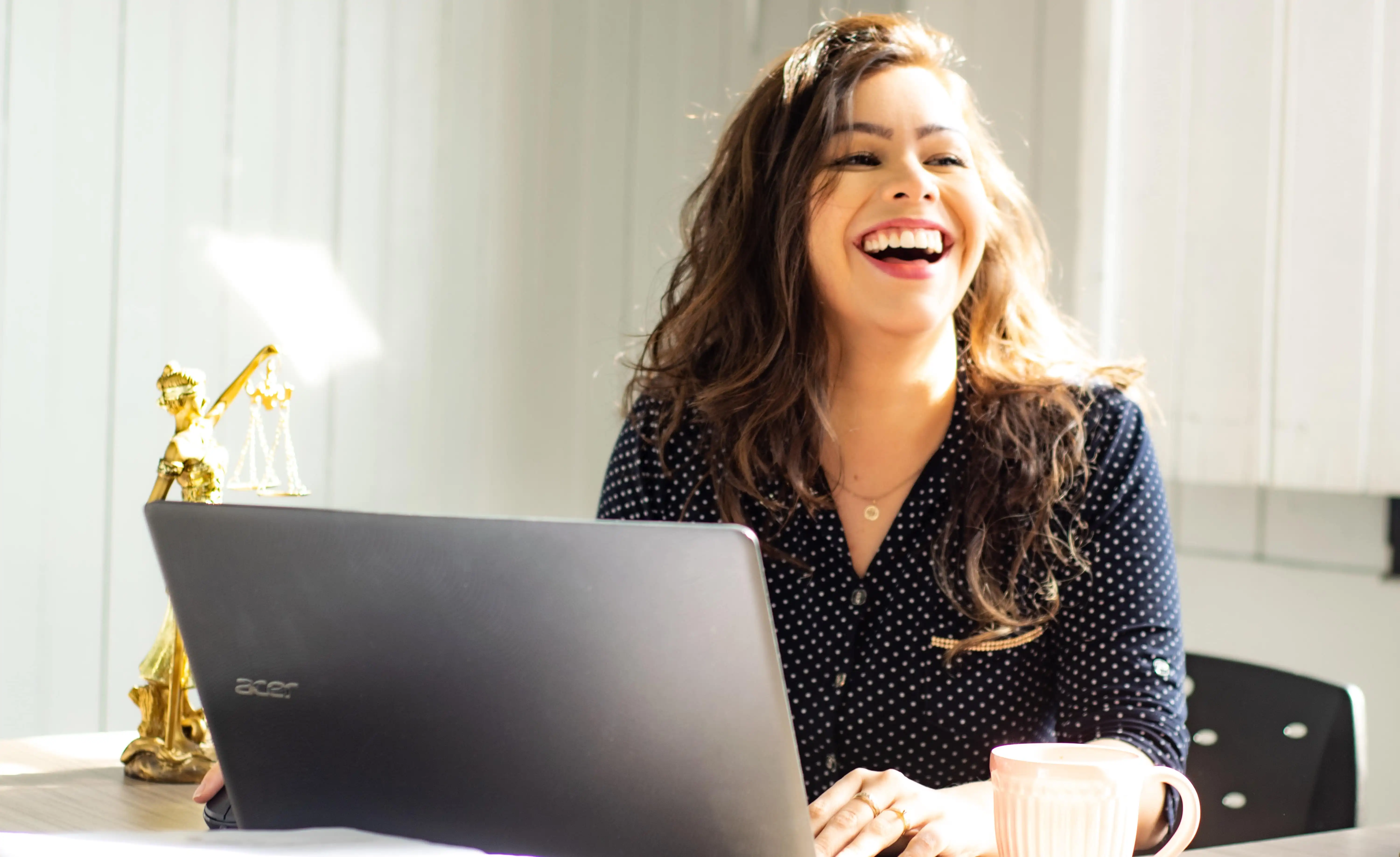 Femme travaillant sur ordinateur