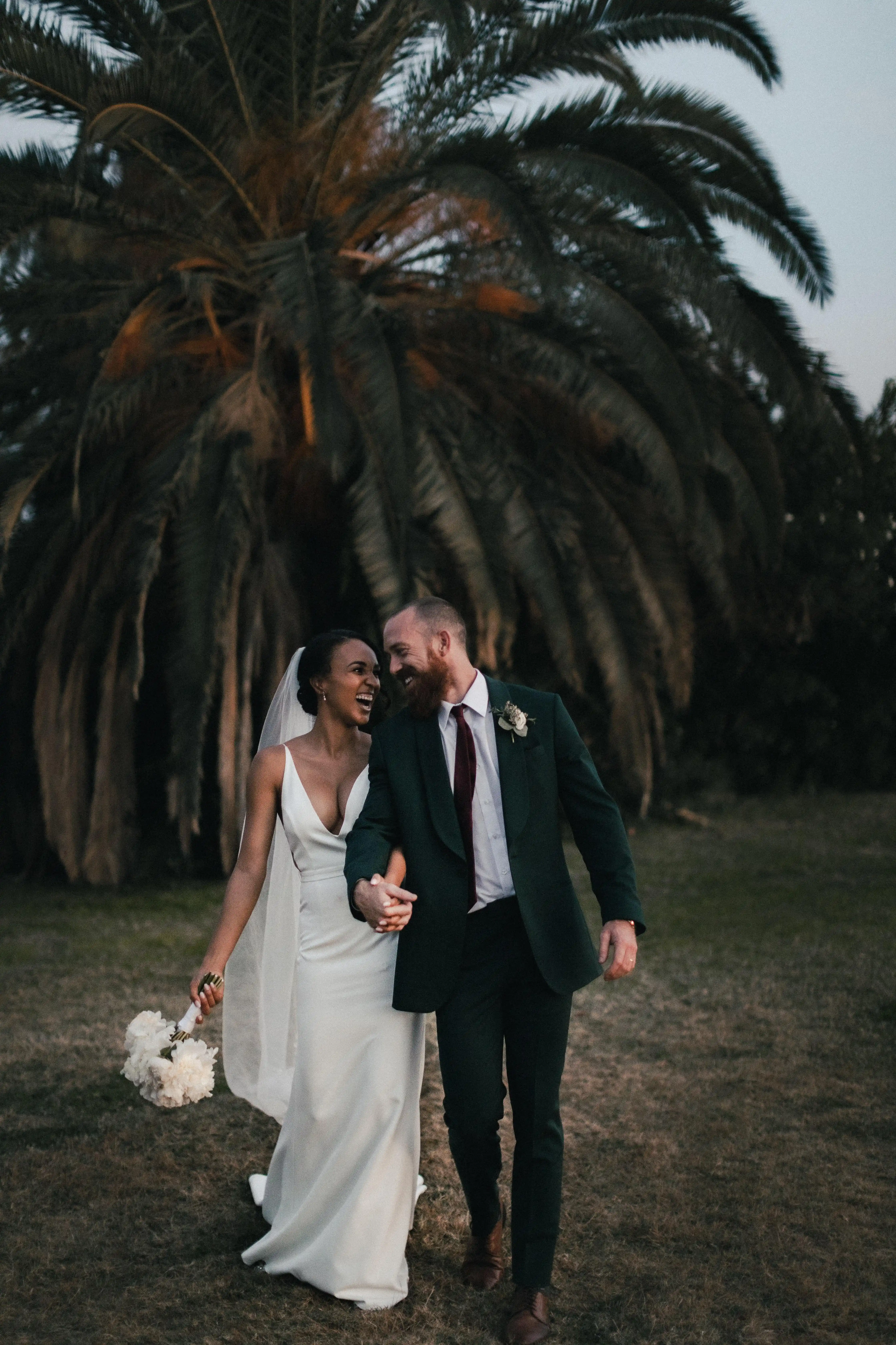 Couple de mariés heureux