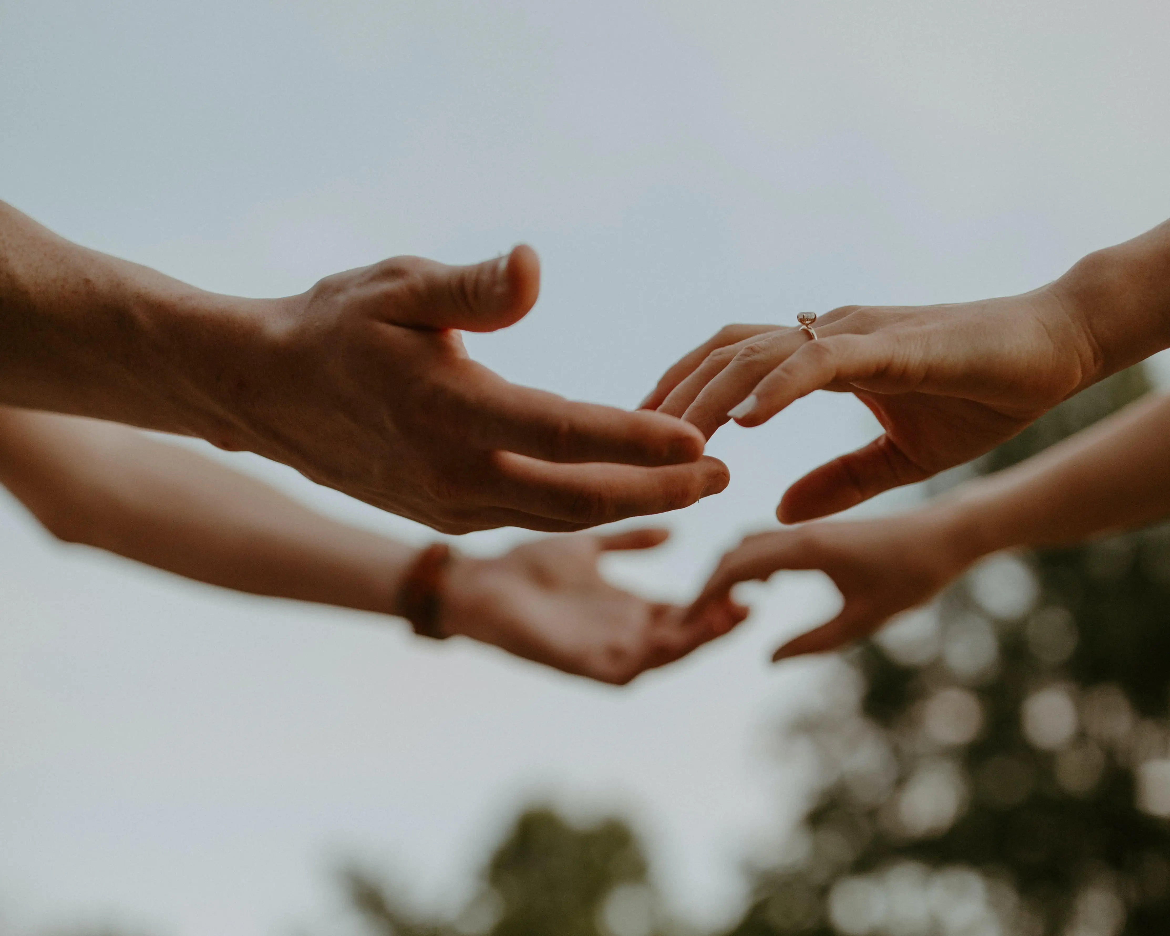 Mains des mariés avec alliances - Photographie de mariage