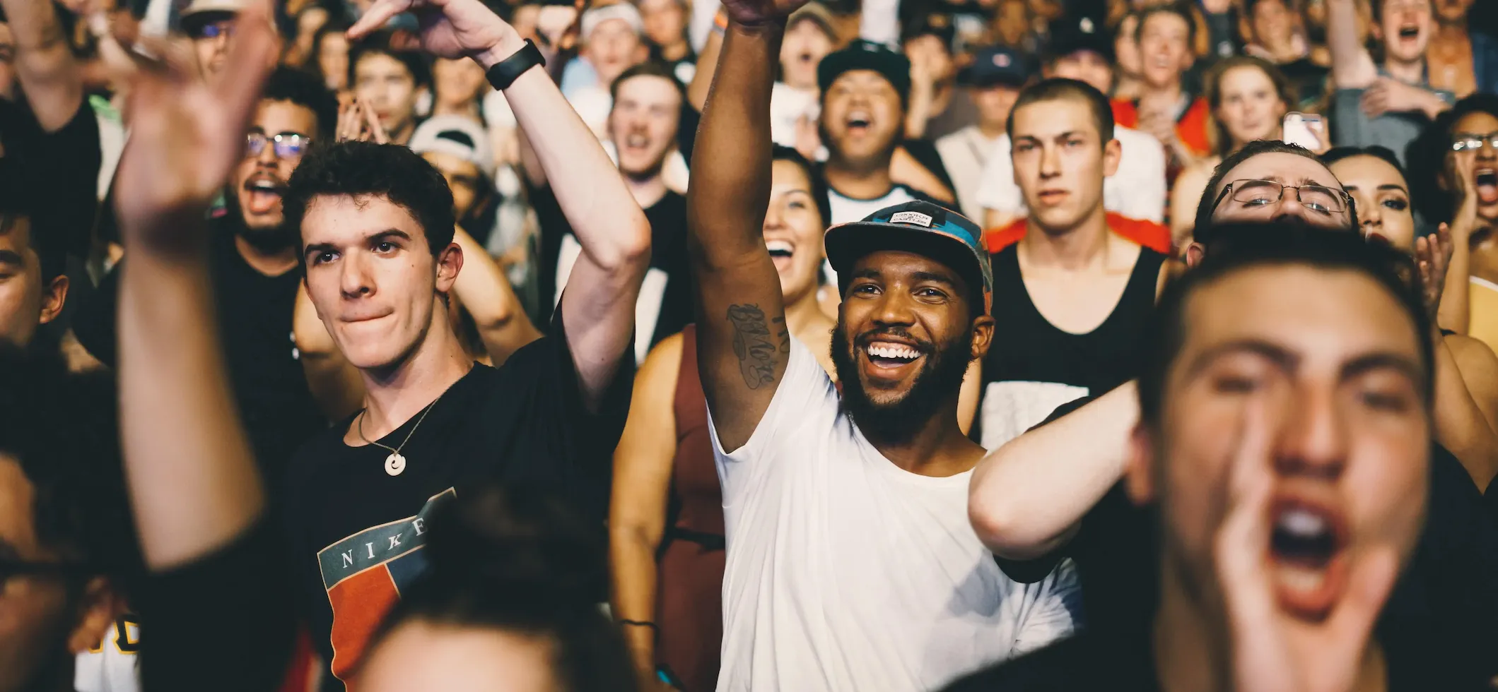 Foule lors d'un concert - Photographie d'événement par Nina Carducci
