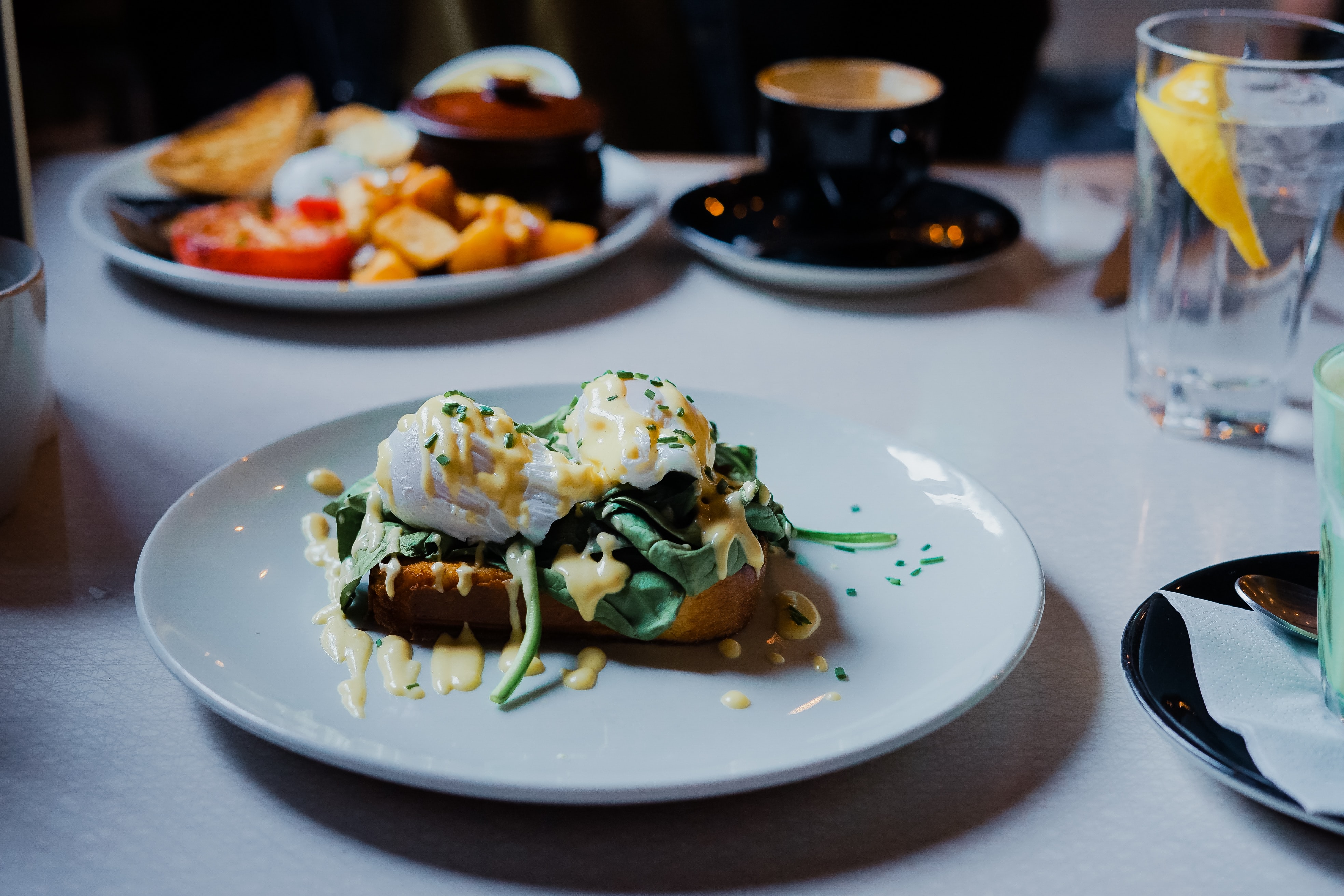 Image d'une assiette appétissante sur une table de restaurant 