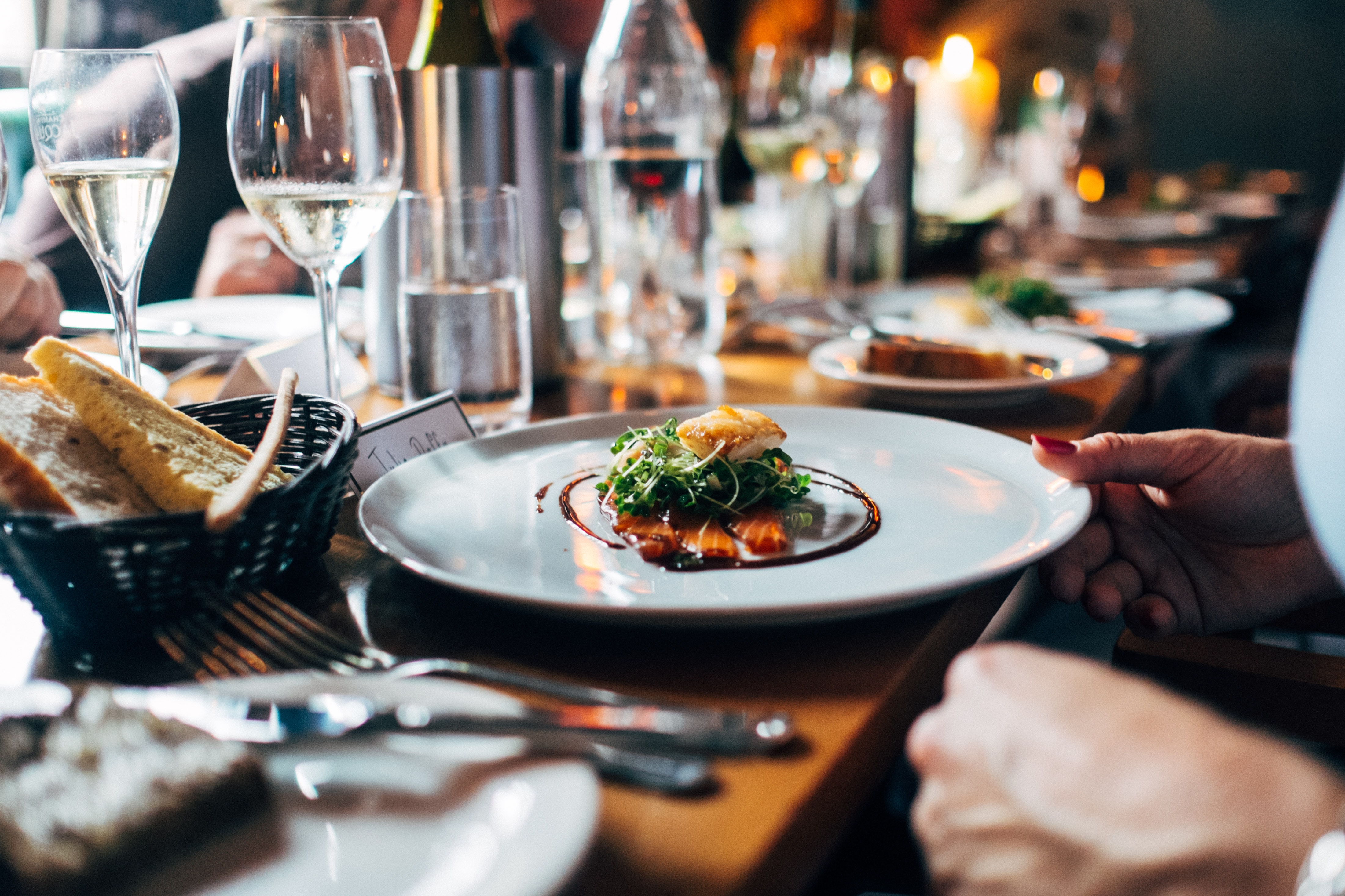 Image table restaurant avec une assiette et des couverts